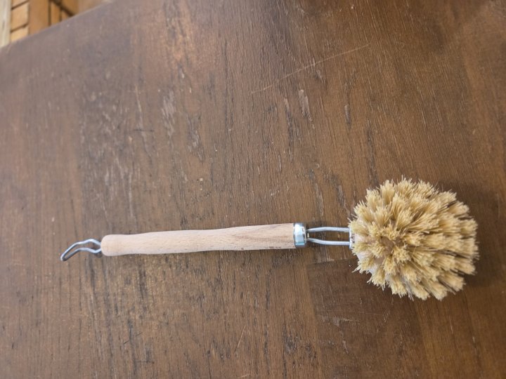 BROSSE AVEC MANCHE A VAISSELLE BOIS ANOTHERWAY